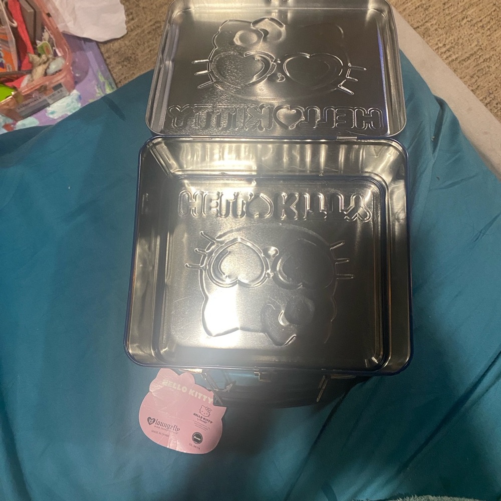 Hello Kitty Lunch Box Loungefly BNWT - Picture 4 of 6